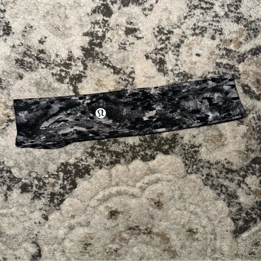 Lululemon fly away tamer headband new